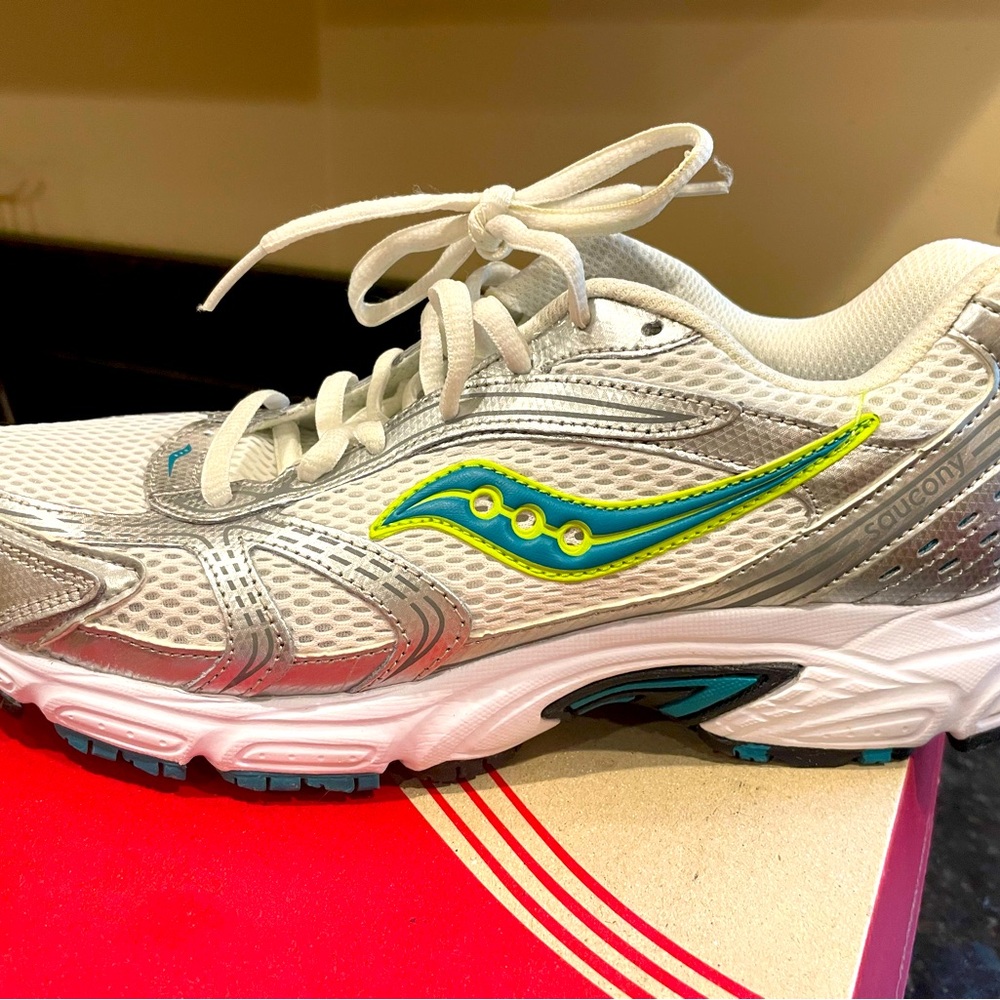 Saucony oasis running shoes- new/ never worn / in box.